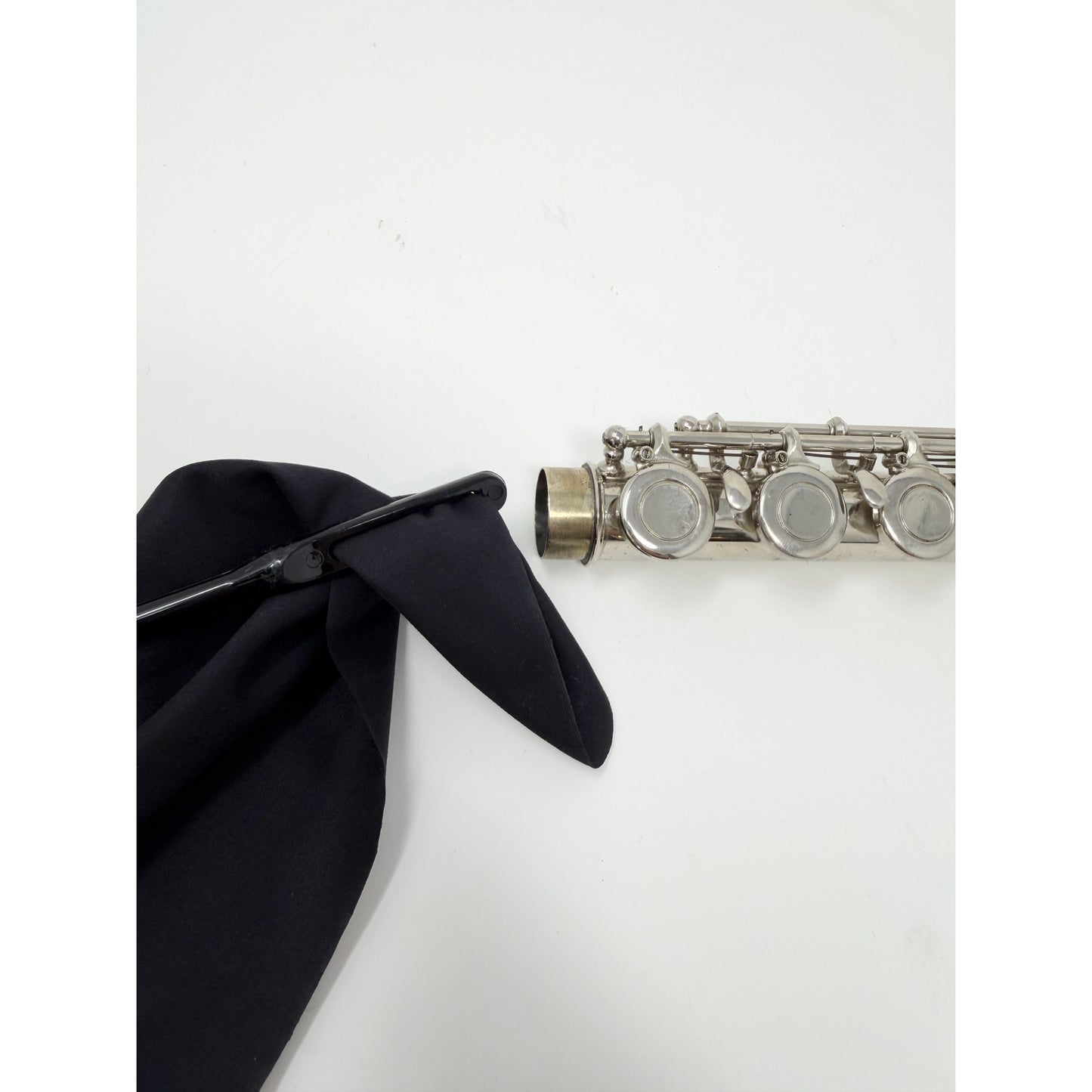 Flute cleaning rod with polishing cloth