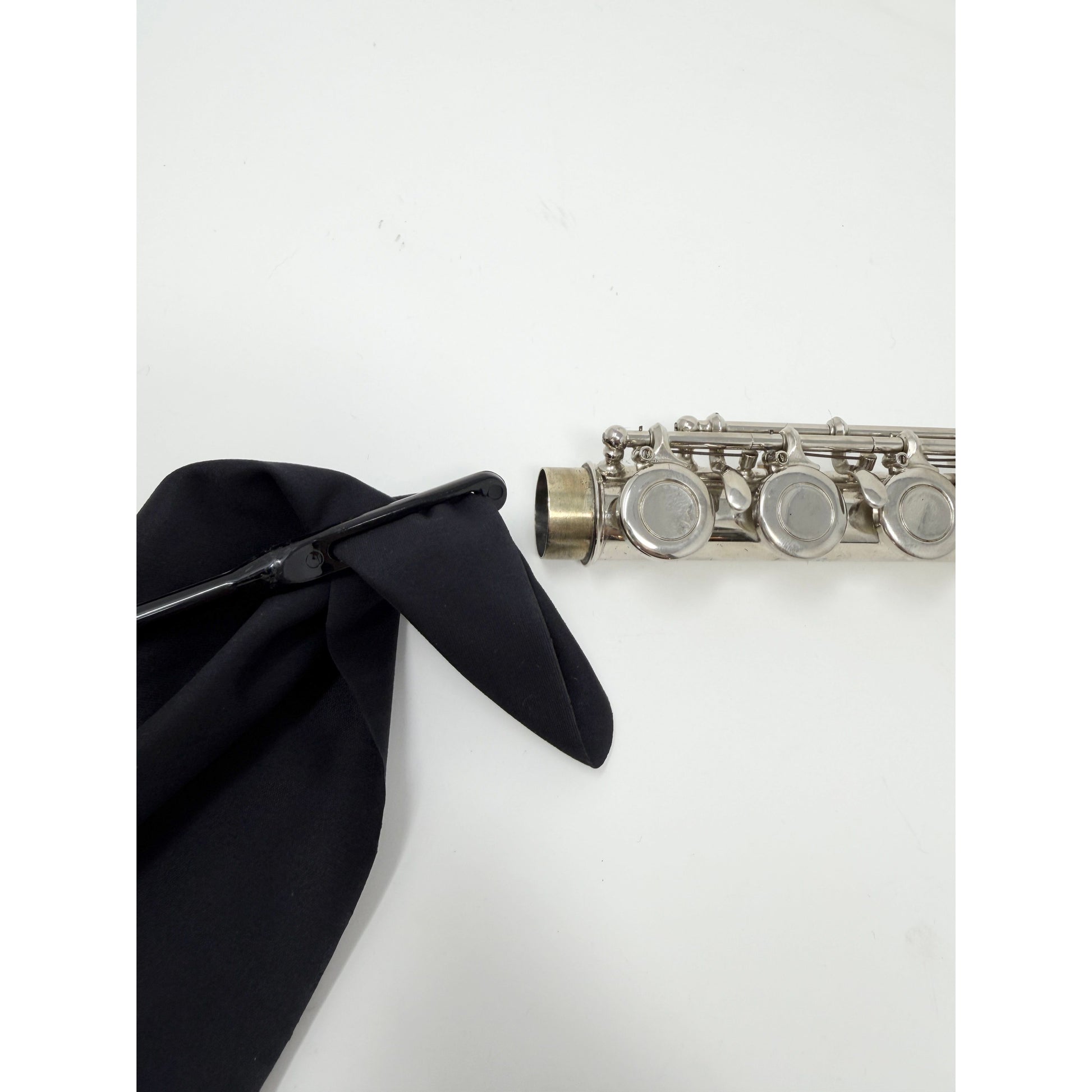Flute cleaning rod with polishing cloth