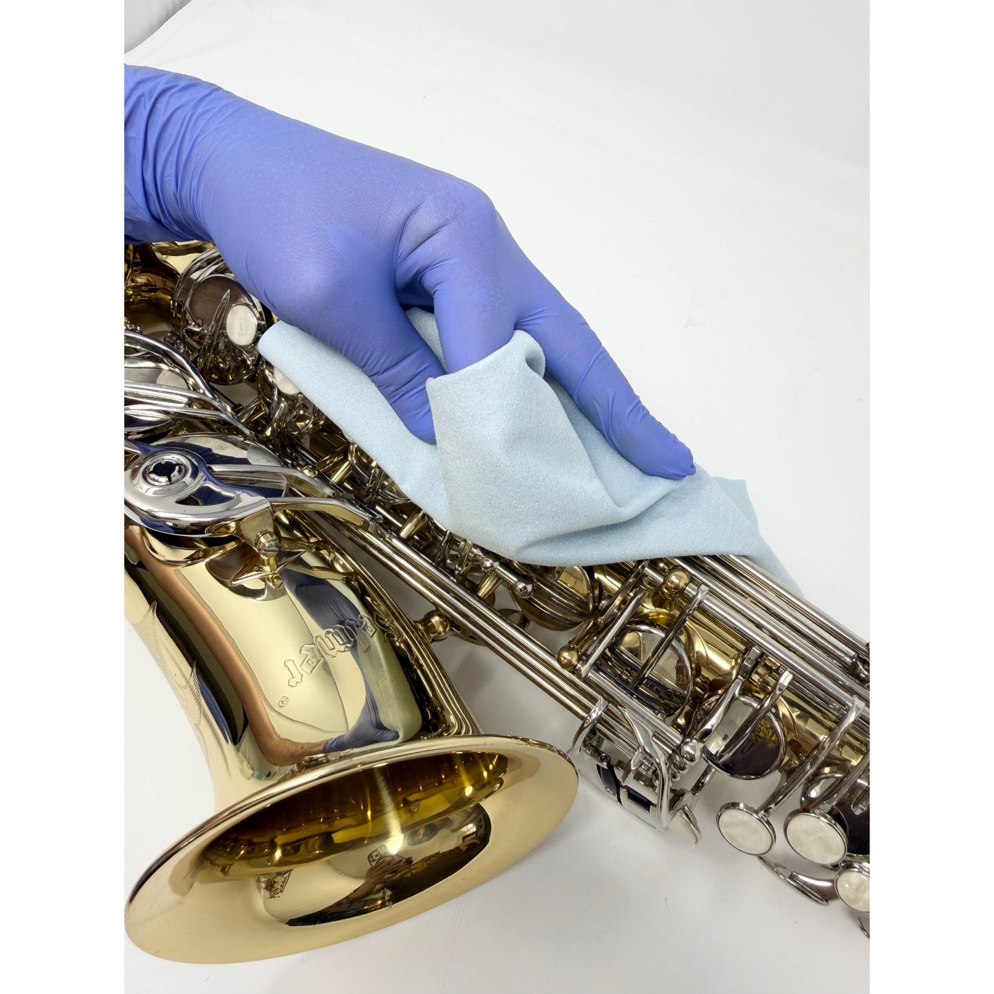 Polishing cloth for a saxophone